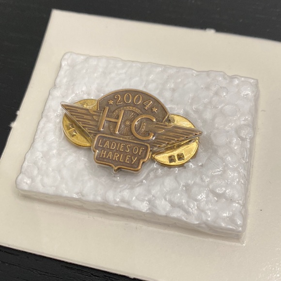 Harley-Davidson HOG Ladies of Harley Pin - 2004 - Picture 1 of 4